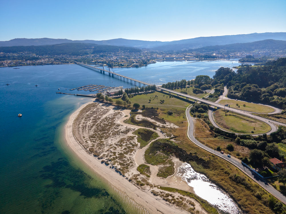 Vista aerea de Noia, con la ria y el puente que la cruza