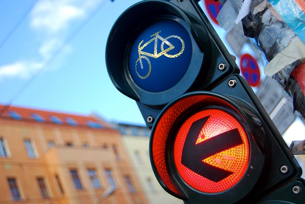 El semáforo de las señales de tráfico es rojo y azúl